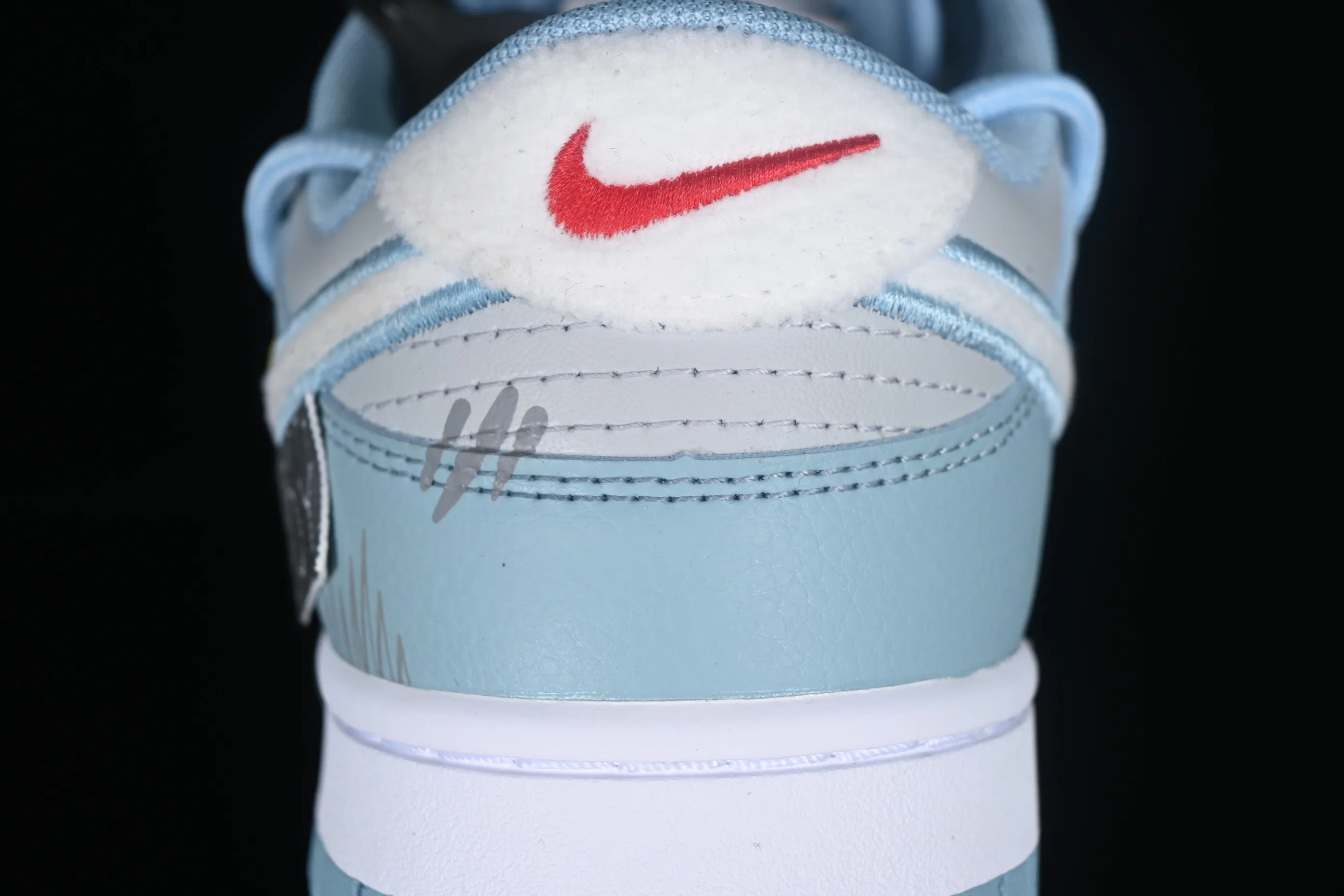 All Categories Nk SB Dunk Series Nk SB Dunk Low Low-top sneakers Nk Dunk Low CNY Made in Cass Hand-painted rabbit Gray blue and white SB strap deconstructed low-top casual sneakers FB1871-011